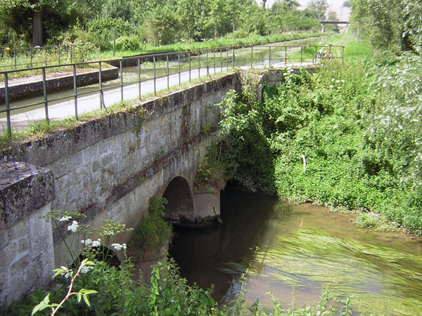 La rivière d'Ourcq sous le pont-canal du Clignon